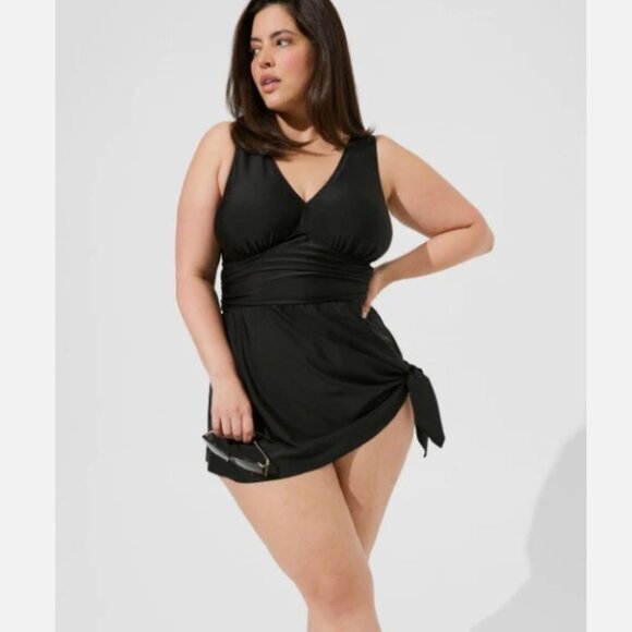 629-6 Torrid One-Piece Swimsuit V-Neck Black Asymmetric Skirt Size 1 (14/16) - Picture 6 of 11